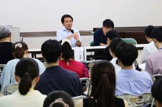 　大学生らに向けて話す平良卓也弁護士（奥左）＝６日午後、石川県輪島市