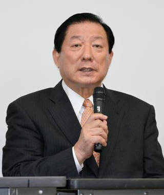 　記者会見で改めて無罪を主張する亀岡偉民被告＝６日午後、福島市