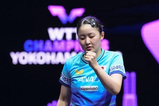 　女子シングルス２回戦でポイントを奪いガッツポーズする張本美和＝横浜ＢＵＮＴＡＩ
