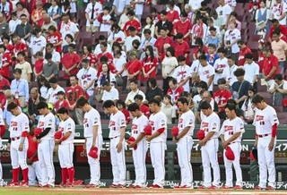 　「ピースナイター」として行う巨人戦を前に、黙とうする広島・新井監督（右端）ら＝マツダ