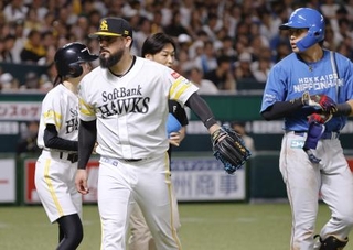 　８回、日本ハム・野村（右）への危険球で退場するソフトバンクのオスナ＝みずほペイペイドーム