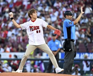 　「ピースナイター」として行う広島-巨人戦で始球式を務める村上信五さん＝マツダ