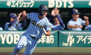 　東海大甲府-鶴岡東　１回裏東海大甲府１死三塁、先制二塁打で一塁を回る田中三と、盛り上がる東海大甲府ベンチ＝甲子園