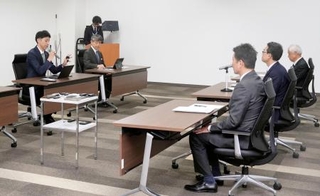 　青森県むつ市役所で、中間貯蔵施設への使用済み核燃料搬入について東京電力などの幹部と会談する山本知也市長（左端）＝７日午前