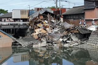 　地震で倒壊した熊本県八代市の建物＝７日午前