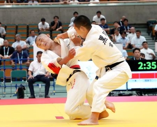 　男子６０キロ級決勝で、常磐・黒川太心（右）を攻める南筑・古賀龍之介＝和歌山ビッグホエール