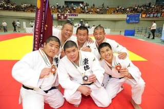 　柔道男子団体で優勝した崇徳＝和歌山ビッグホエール