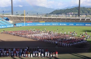 　松山中央公園野球場で開かれた高円宮賜杯第４６回全日本学童軟式野球大会マクドナルド・トーナメントの開会式