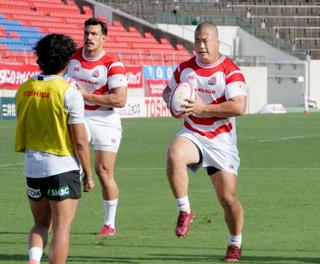 　前日練習で体を動かすラグビー日本代表の竹内（右）＝花園ラグビー場