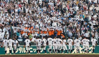 　立命館宇治に逆転勝利した有明ナインに声援を送る応援団＝７日、甲子園球場