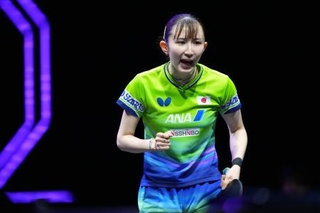 　女子シングルス２回戦でポイントを奪い、ガッツポーズする早田ひな＝横浜ＢＵＮＴＡＩ