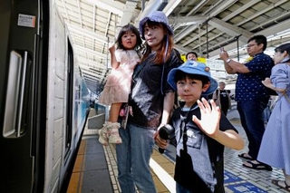 　お盆の帰省ラッシュが本格的に始まり、新幹線に乗り込む親子＝８日午前、ＪＲ東京駅