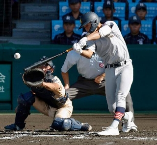 　遊学館-青森山田　１回裏青森山田２死二、三塁、藤川が中前に先制２点打を放つ。捕手高磯＝甲子園