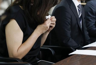 　記者会見する、死亡した武石知華さんの両親＝７月、東京・霞が関の司法記者クラブ