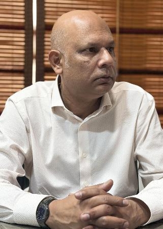 　取材に応じるパキスタン人権委員会のハリーク事務局長＝６月、パキスタン・ラホール（共同）