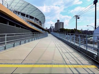 　パロマ瑞穂スタジアムの入り口に通じるスロープ＝名古屋市