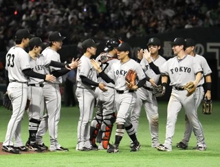 　ヤクルトに勝利し、タッチを交わす巨人ナイン＝東京ドーム