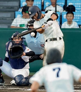 　日本文理-大分商　６回表大分商１死二塁、杉山が左前に適時打を放つ。捕手渡辺＝甲子園