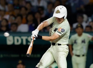 　英明-関東第一　７回表英明１死満塁、松原が右中間に走者一掃の決勝二塁打を放つ＝甲子園