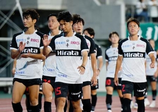 　サッカーＪ３の今季開幕戦で相模原と引き分け、サポーターにあいさつする熊本の三島頌平（１５）ら＝８日、相模原ギオンスタジアム