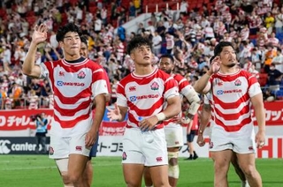 　オーストラリア戦後、観客の声援に応える（手前左から）矢崎、伊藤龍ら＝花園