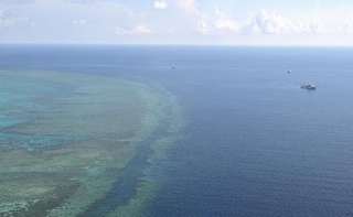 　南シナ海のスカボロー礁＝６月