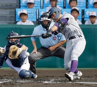 　新田-花巻東　２回表花巻東２死二、三塁、斎藤が左前に先制打を放つ。捕手得居＝甲子園