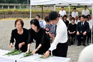 　豪雨災害から１７年となり、「復興ひろば」で献花する遺族＝９日午前、兵庫県佐用町