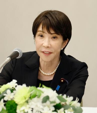 　長崎市で記者会見する高市首相＝９日午後
