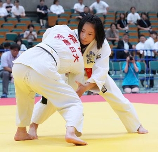 　女子４８キロ級決勝で、宮崎日大・植田こころ（手前）を攻める広島皆実・富田伊央莉＝和歌山ビッグホエール