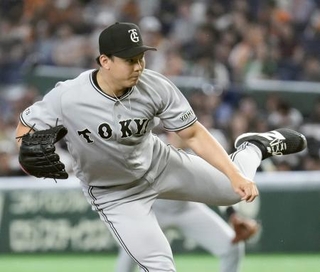 　ヤクルト戦に先発し、６回３失点で２勝目を挙げた巨人・小笠原＝東京ドーム