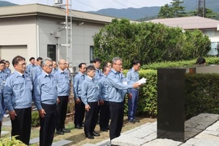 　関西電力美浜原発で開かれた蒸気噴出事故の追悼式＝９日午後、福井県美浜町