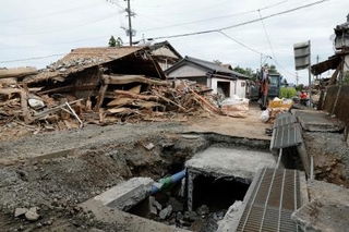 　地震で倒壊した熊本県氷川町の家屋＝９日午前