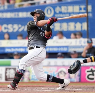 　１回ロッテ２死三塁、山口が左越えに先制２ランを放つ＝ＺＯＺＯマリン