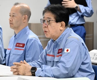 　熊本県の木村敬知事と面会する金子国交相＝９日午後、熊本県庁