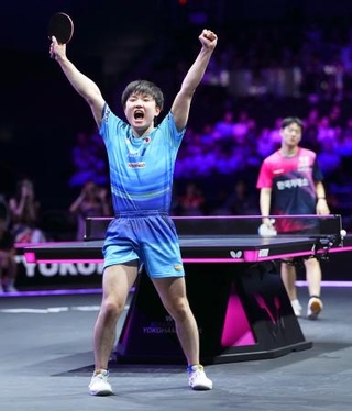 　男子シングルスで２連覇を果たした張本智和＝横浜ＢＵＮＴＡＩ
