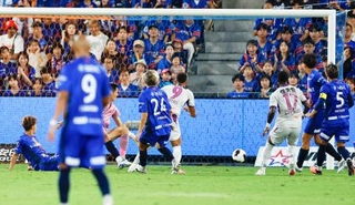 　長崎-京都　後半、ゴールを決める京都・ラファエルエリアス（中央奥）＝ピースタ