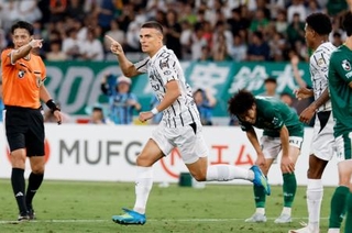 　東京Ｖ-川崎　試合終了間際、同点ゴールを決め駆け出す川崎・ロマニッチ＝味スタ
