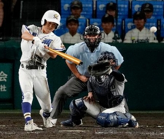 　中京-霞ケ浦　５回表霞ケ浦２死一、三塁、村上が左翼線に２点二塁打を放つ＝甲子園