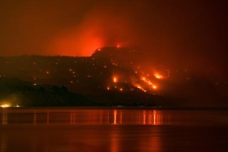　カナダ西部ブリティッシュコロンビア州サマーランドで燃え広がる山火事＝８日（Ｄａｒｒｙｌ　Ｄｙｃｋ／Ｔｈｅ　Ｃａｎａｄｉａｎ　Ｐｒｅｓｓ提供、ＡＰ＝共同）