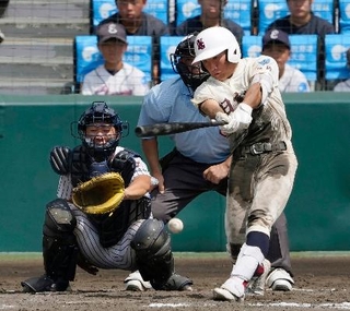 　明徳義塾-日南学園　９回裏日南学園２死一、二塁、豊丸が左前にサヨナラ打を放つ。捕手里山＝甲子園