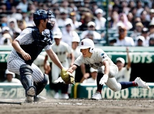 　明徳義塾-日南学園　９回裏日南学園２死一、二塁、豊丸の左前打で二走鈴木がサヨナラの生還。捕手里山＝甲子園