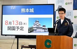 　熊本城の再開を発表する熊本市の大西一史市長＝１０日午前、熊本市役所