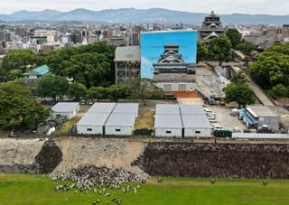 　１３日に再開する見込みの熊本城。左下は地震で崩れた石垣＝１０日午前、熊本市（ドローンから）