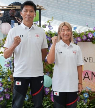 　フラッグフットボールの世界選手権を前に写真に納まる女子代表の金谷（右）と延原監督＝１０日、羽田空港