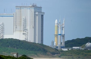 　発射地点に移動するＨ３ロケット９号機＝１０日午後、鹿児島県の種子島宇宙センター