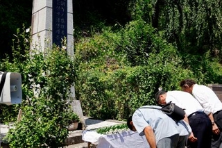 　松代大本営の朝鮮人追悼碑に献花した参列者たち＝１０日午前、長野市
