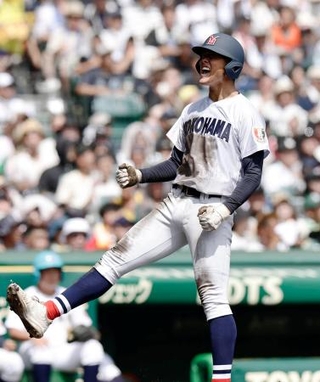 　横浜-沖縄尚学　２回表、千島の適時三塁打で生還し喜ぶ横浜・脇山＝甲子園