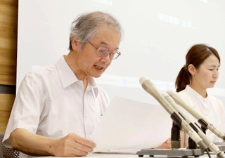 　記者会見で三重県の一見勝之知事への抗議声明を読み上げる市民団体の原科浩代表（左）＝１０日午後、津市