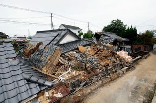 　地震で損壊した熊本県氷川町の家屋＝１０日午前